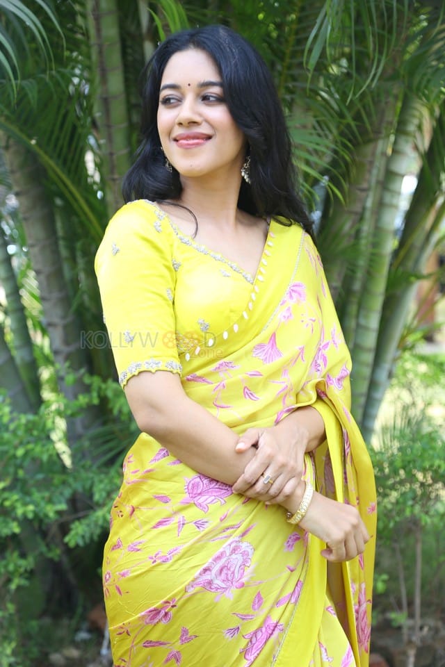 Actress Mirnalini Ravi at Love Guru Movie Press Meet Pictures 18