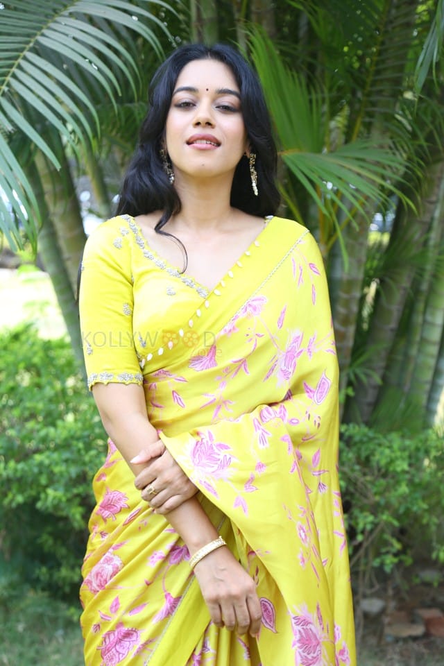 Actress Mirnalini Ravi at Love Guru Movie Press Meet Pictures 25