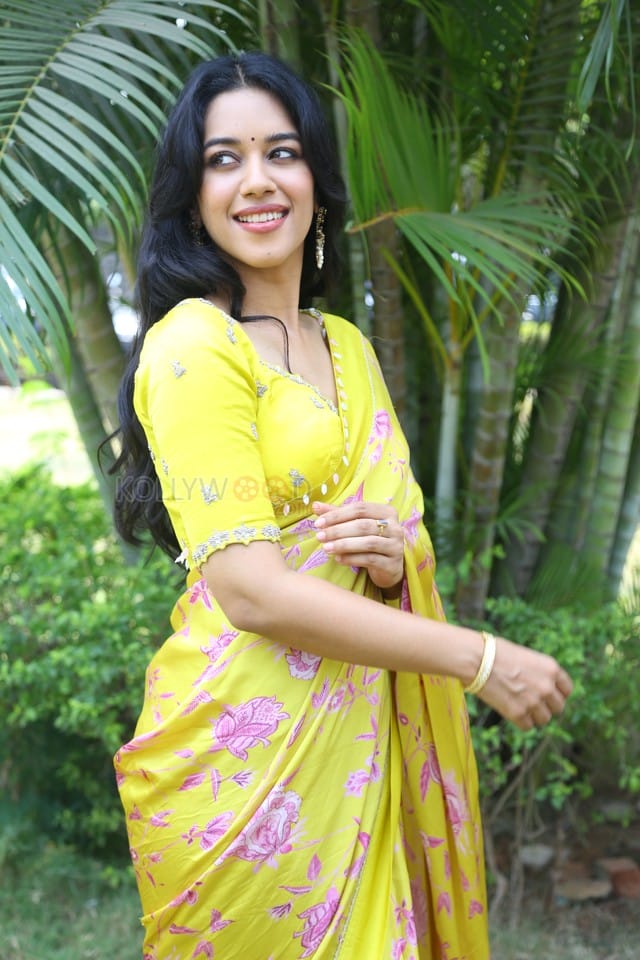 Actress Mirnalini Ravi at Love Guru Movie Press Meet Pictures 26