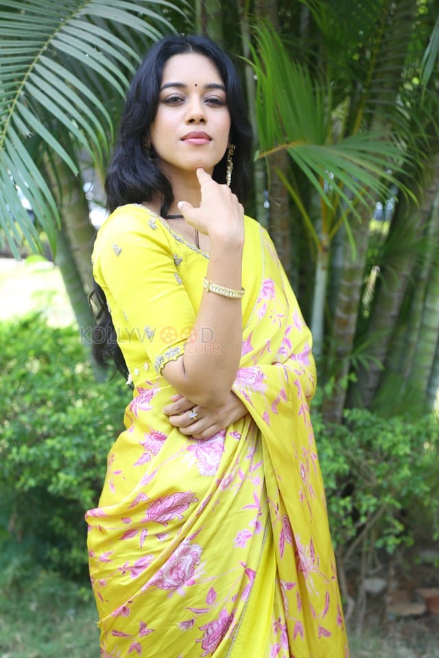 Actress Mirnalini Ravi at Love Guru Movie Press Meet Pictures 27