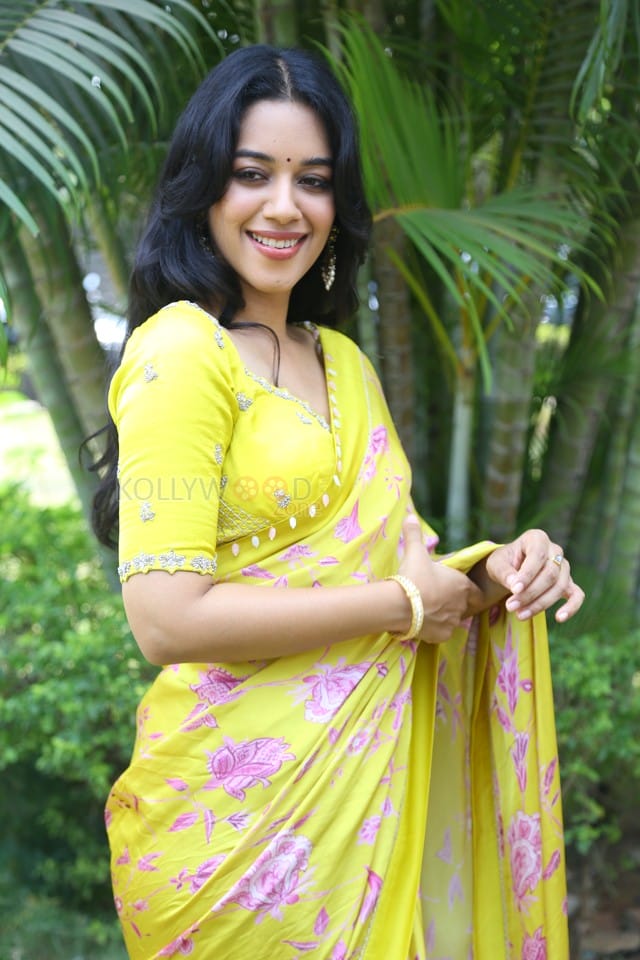 Actress Mirnalini Ravi at Love Guru Movie Press Meet Pictures 28
