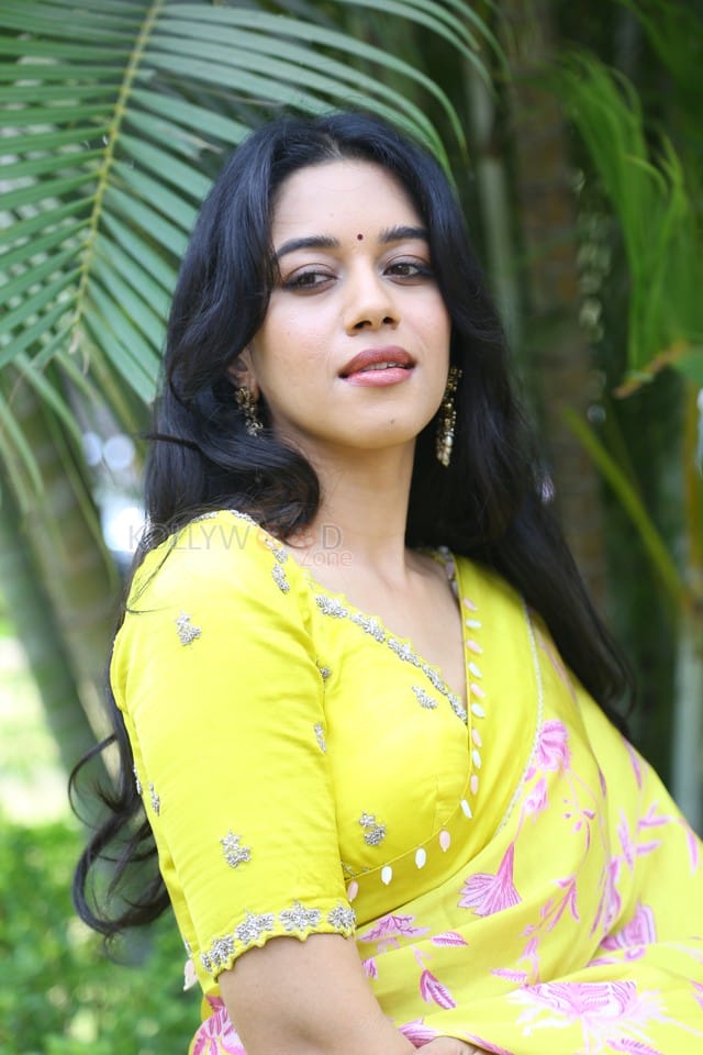 Actress Mirnalini Ravi at Love Guru Movie Press Meet Pictures 31