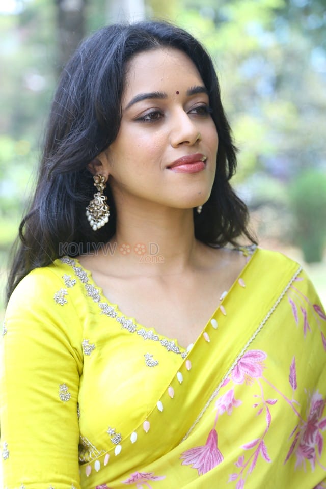 Actress Mirnalini Ravi at Love Guru Movie Press Meet Pictures 32