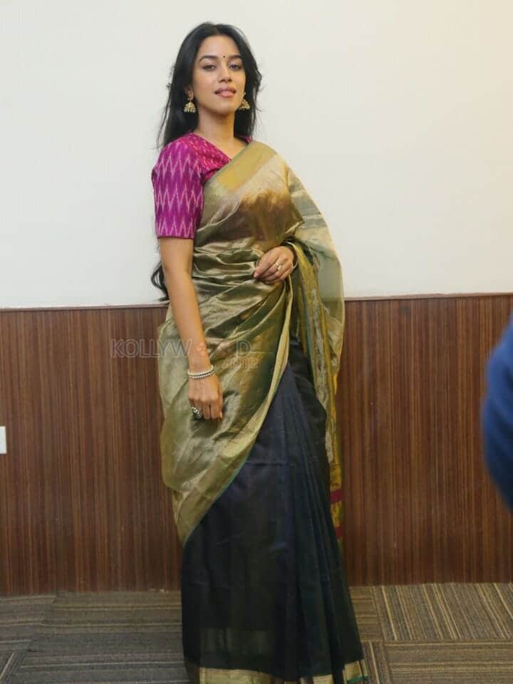 Actress Mirnalini Ravi at Maama Mascheendra Pre Release Event Pictures 04