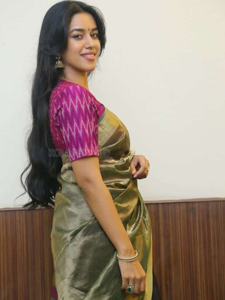 Actress Mirnalini Ravi at Maama Mascheendra Pre Release Event Pictures 07