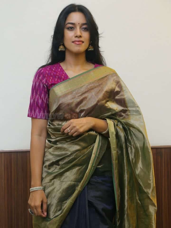 Actress Mirnalini Ravi at Maama Mascheendra Pre Release Event Pictures 15