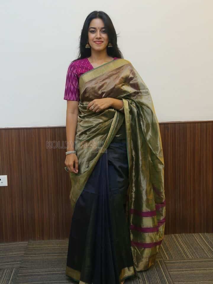 Actress Mirnalini Ravi at Maama Mascheendra Pre Release Event Pictures 16