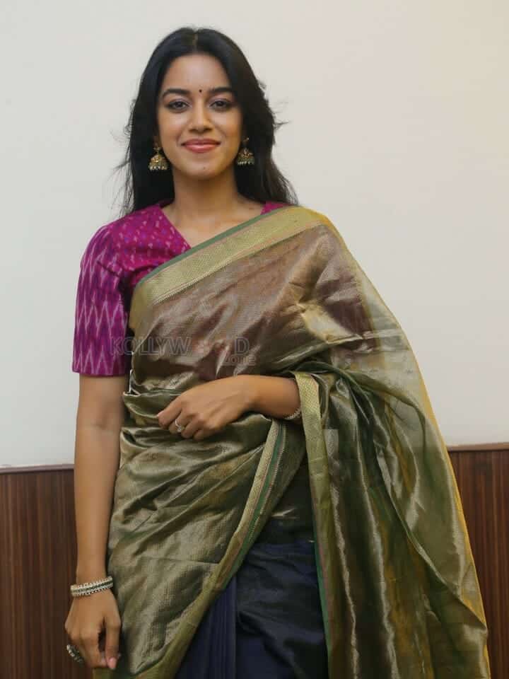 Actress Mirnalini Ravi at Maama Mascheendra Pre Release Event Pictures 17