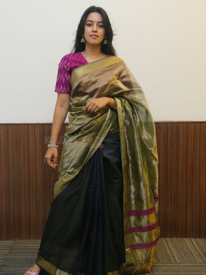 Actress Mirnalini Ravi at Maama Mascheendra Pre Release Event Pictures 19