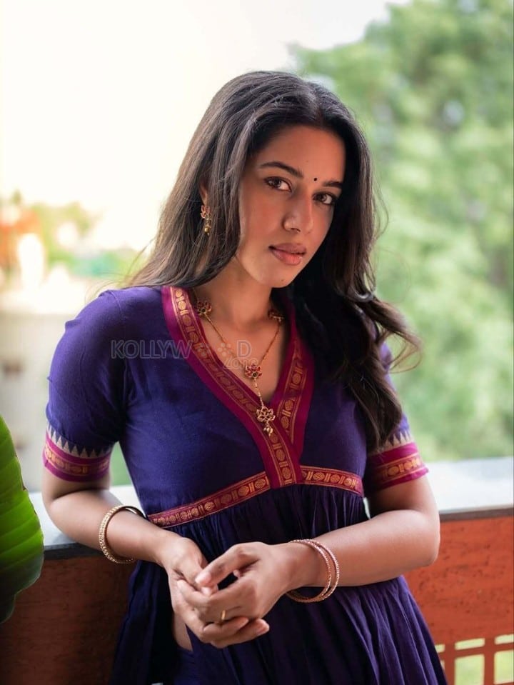 Attractive Mirnalini Ravi in a Purple Anarkali Kurta Photos 01