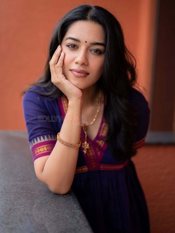 Attractive Mirnalini Ravi in a Purple Anarkali Kurta Photos 03
