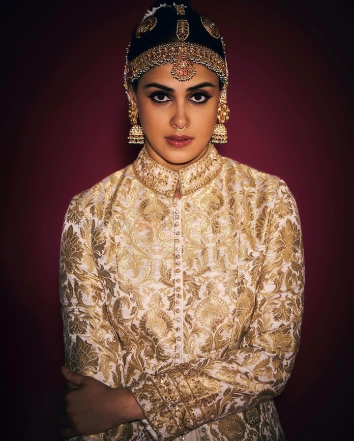 Elegant Genelia Deshmukh in a Traditional Chanderi Silk Ivory Kurta with a Matching Lehenga Photos 01