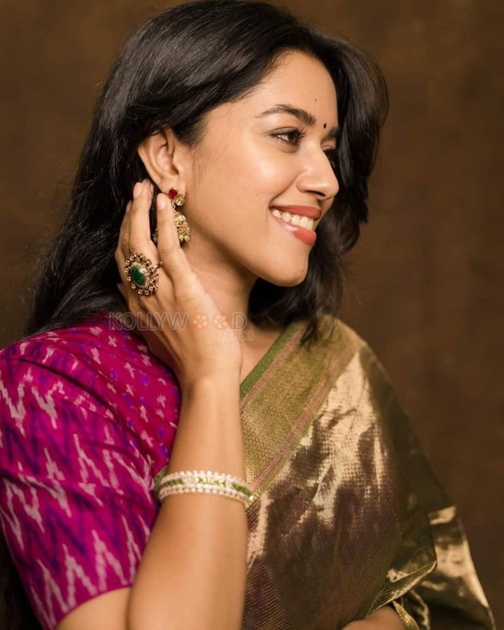 Glowing Beauty Mirnalini Ravi in a Traditional Silk Saree Photos 07