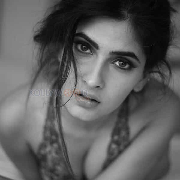 Gorgeous Model Karishma Sharma Photos 01