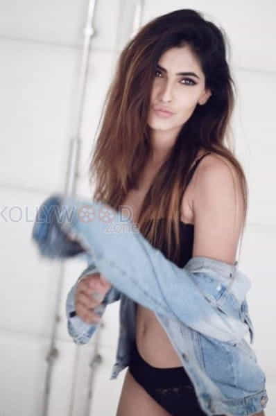 Gorgeous Model Karishma Sharma Photos 04