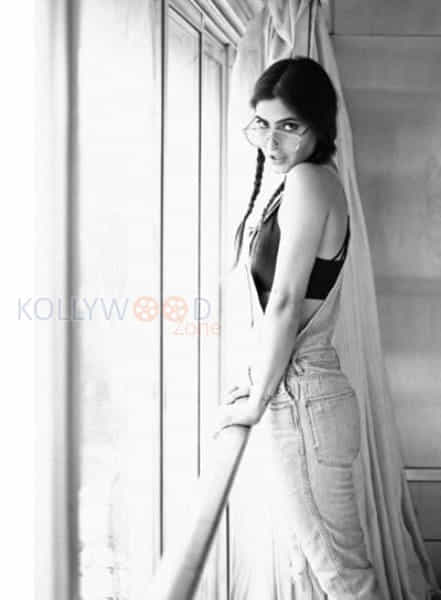 Gorgeous Model Karishma Sharma Photos 05