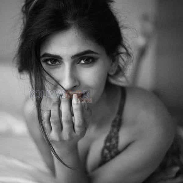 Gorgeous Model Karishma Sharma Photos 10