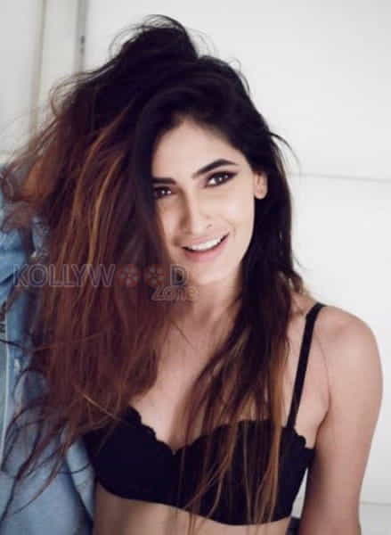 Gorgeous Model Karishma Sharma Photos 13