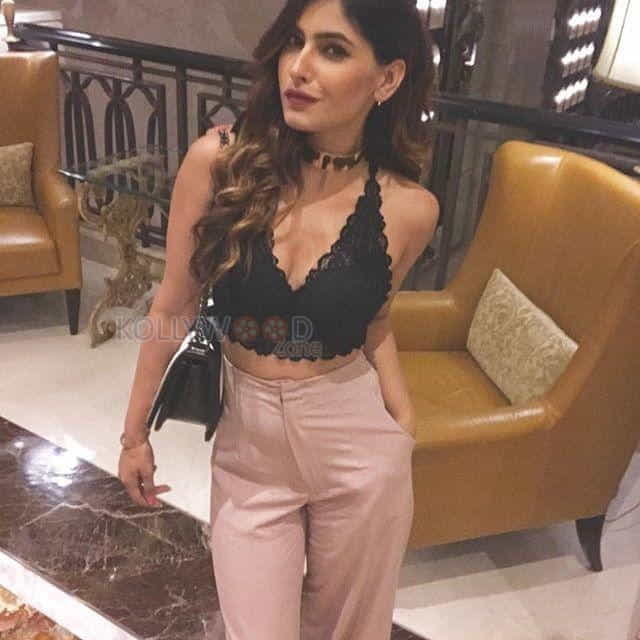 Karishma Sharma Very Hot Photos 13