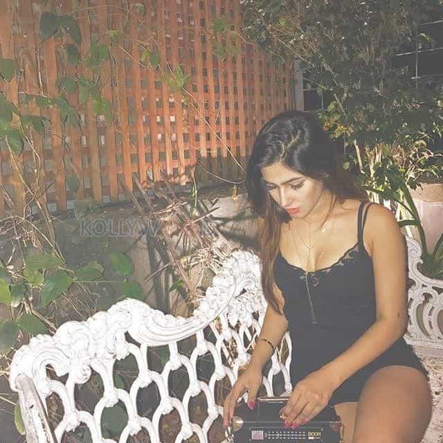 Karishma Sharma Very Hot Photos 15