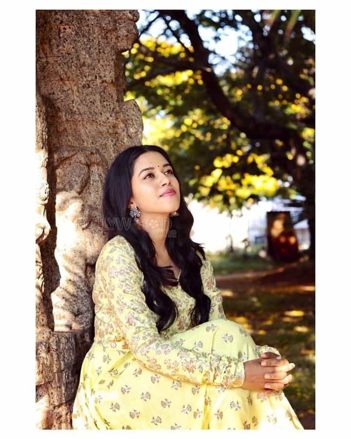 Mgr Magan Actress Mirnalini Ravi Photoshoot Pictures 04