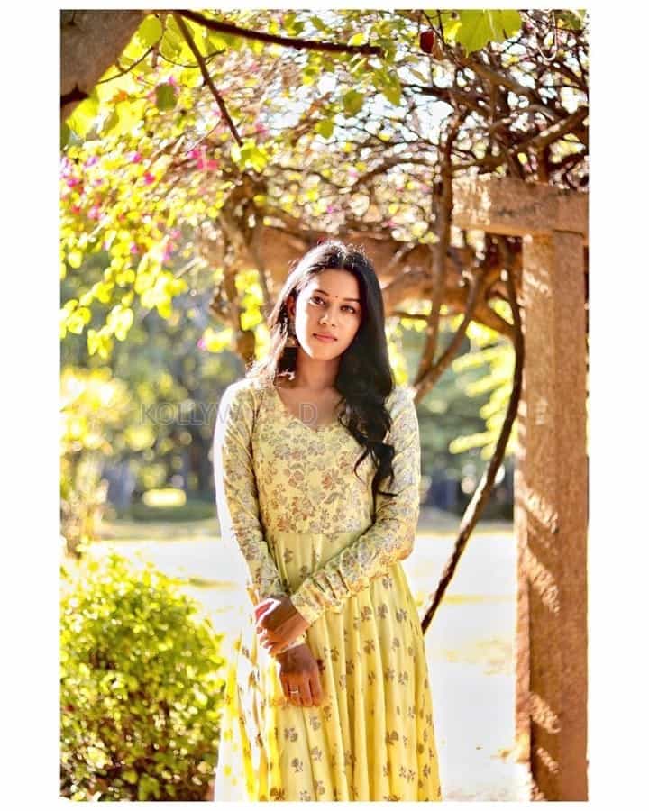 Mgr Magan Actress Mirnalini Ravi Photoshoot Pictures 05