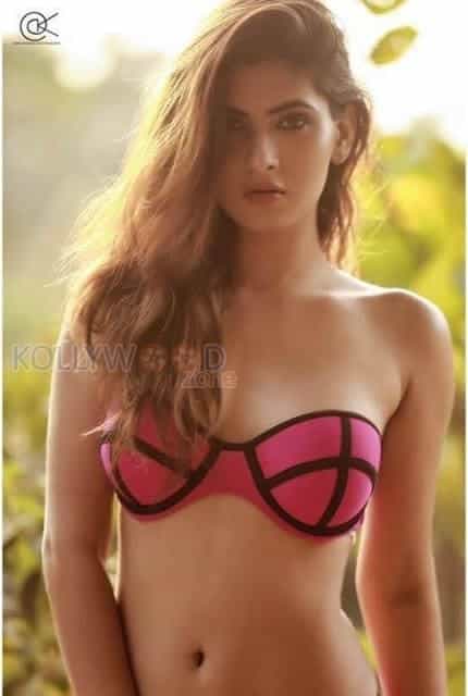 Ragini Mms Returns Heroine Karishma Sharma Sexy Photos 11