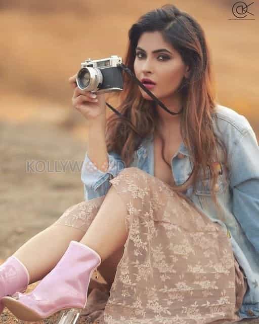 Ragini Mms Returns Heroine Karishma Sharma Sexy Photos 14