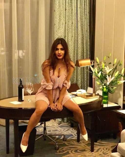 Ragini Mms Returns Heroine Karishma Sharma Sexy Photos 19