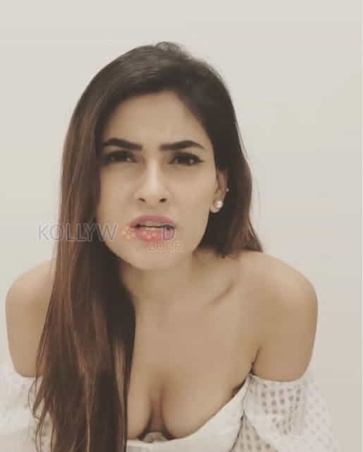 Ragini Mms Returns Heroine Karishma Sharma Sexy Photos 20