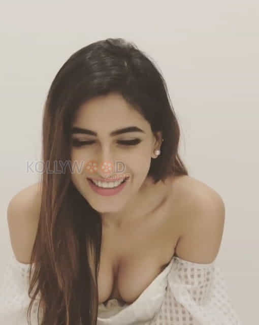 Ragini Mms Returns Heroine Karishma Sharma Sexy Photos 21