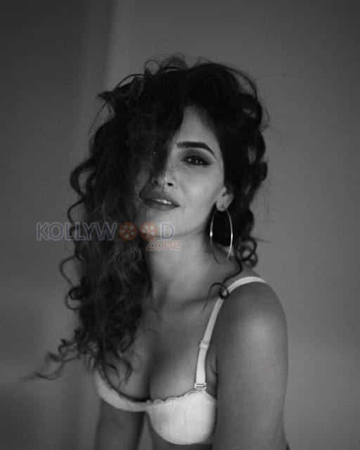 Ragini Mms Returns Heroine Karishma Sharma Sexy Photos 24