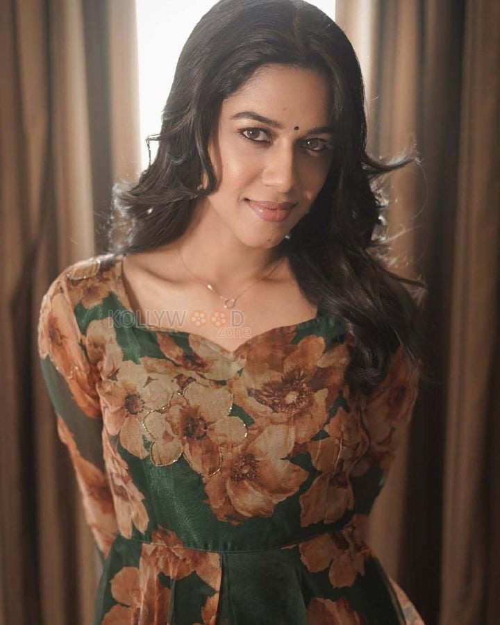 Romeo Actress Mirnalini Ravi in a Floral Printed Flowy Dress Photos 02