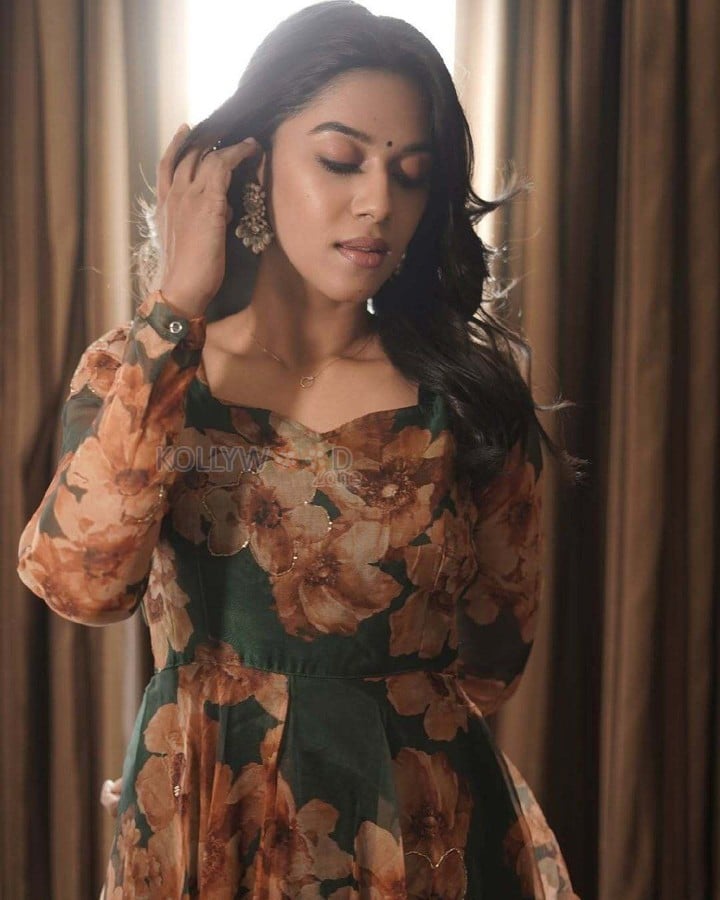 Romeo Actress Mirnalini Ravi in a Floral Printed Flowy Dress Photos 04