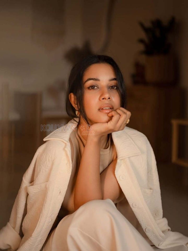 Romeo Heroine Mirnalini Ravi in a White Pant and Beige Sleeveless Top Pictures 02