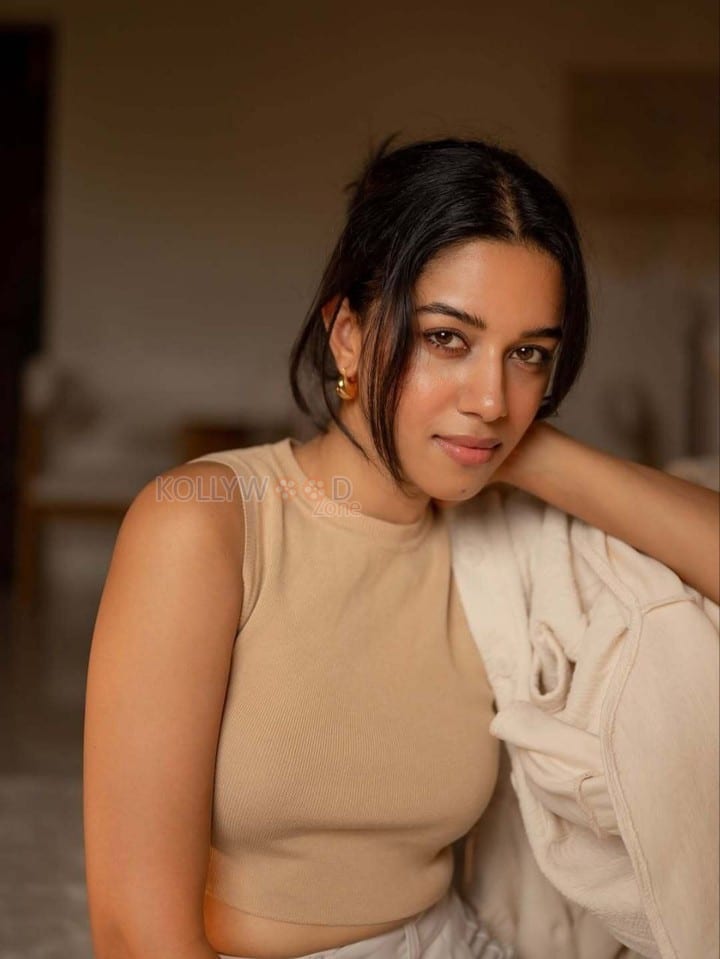 Romeo Heroine Mirnalini Ravi in a White Pant and Beige Sleeveless Top Pictures 03