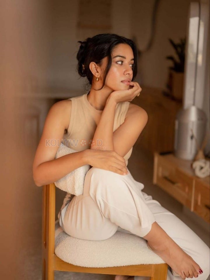 Romeo Heroine Mirnalini Ravi in a White Pant and Beige Sleeveless Top Pictures 04