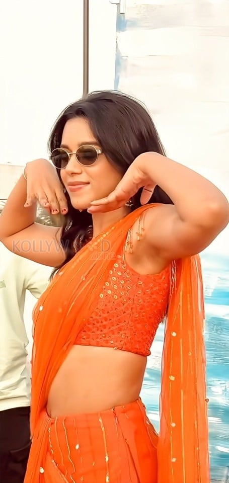Sexy Mirnalini Ravi Armpit in an Orange Saree with Sleeveless Blouse Photos 03