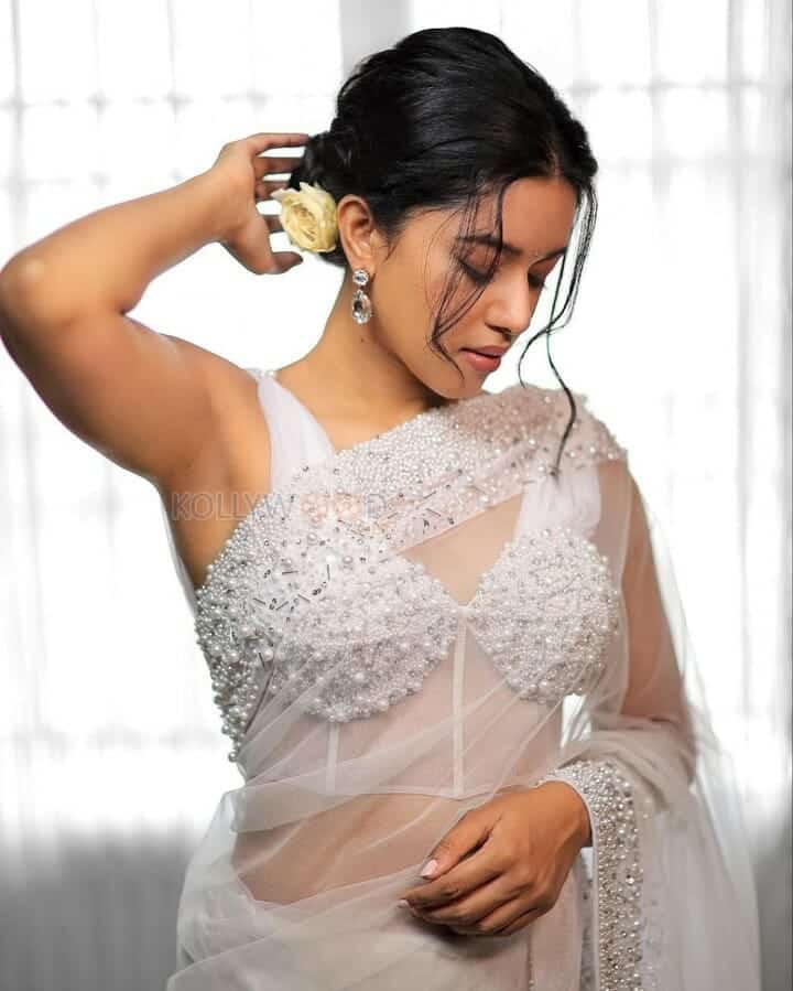 Tamil Actress Mirnalini Ravi Alluring Saree Photos 03