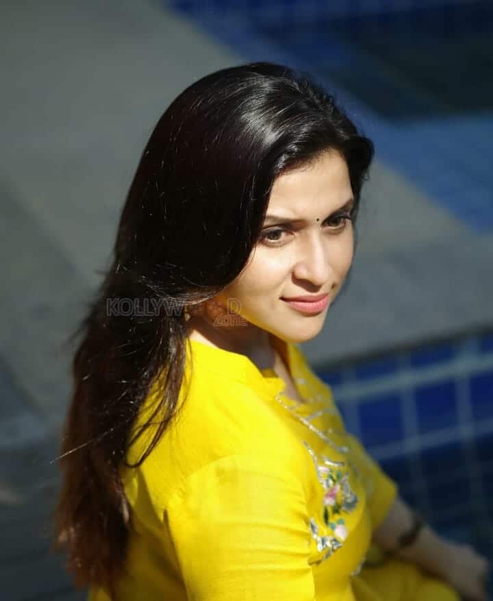 Telugu Actress Mannara Chopra Photoshoot Pics 03