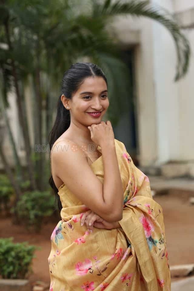 Actress Bhavana Vazhapandal at Mayalo Movie Press Meet Pictures 18