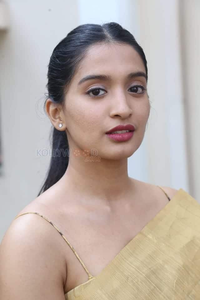 Actress Bhavana Vazhapandal at Mayalo Movie Press Meet Pictures 25