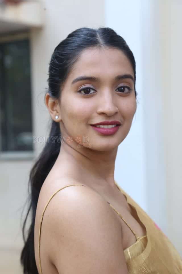 Actress Bhavana Vazhapandal at Mayalo Movie Press Meet Pictures 26