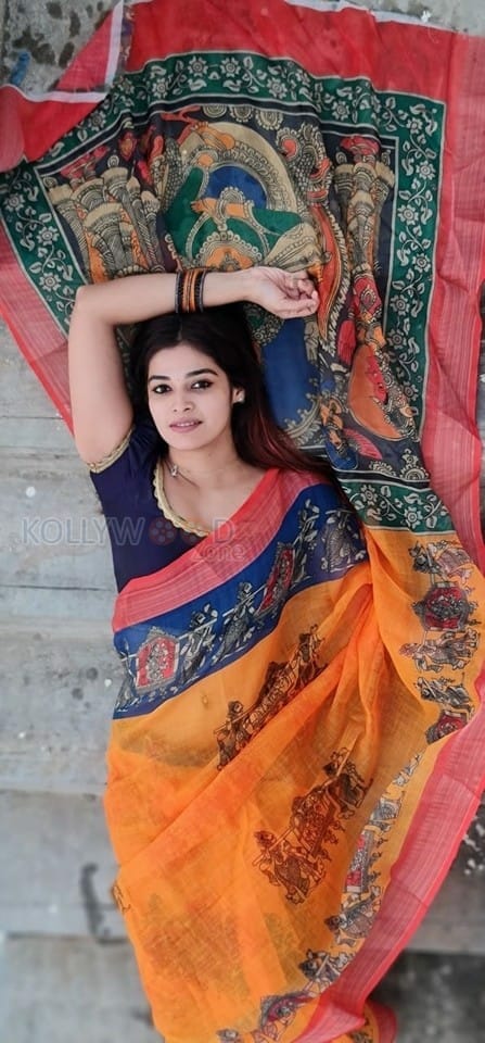 Actress Dharsha Gupta Saree Spicy Photos 01