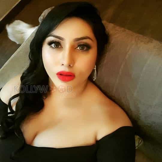 Actress Namitha Glamourous Saree Pictures 04