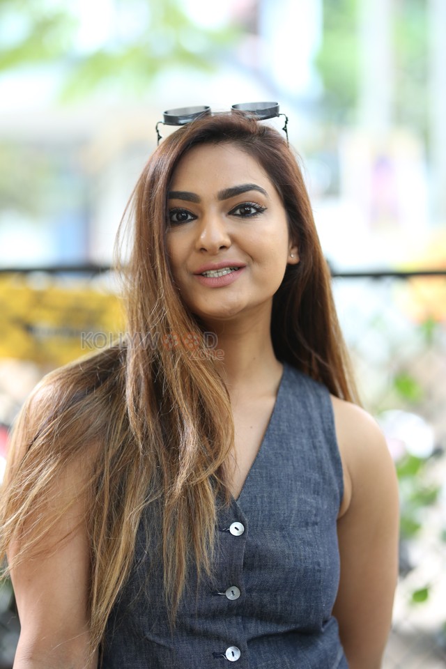 Actress Neha Deshpande at O Andala Rakshasi Press Meet Stills 09