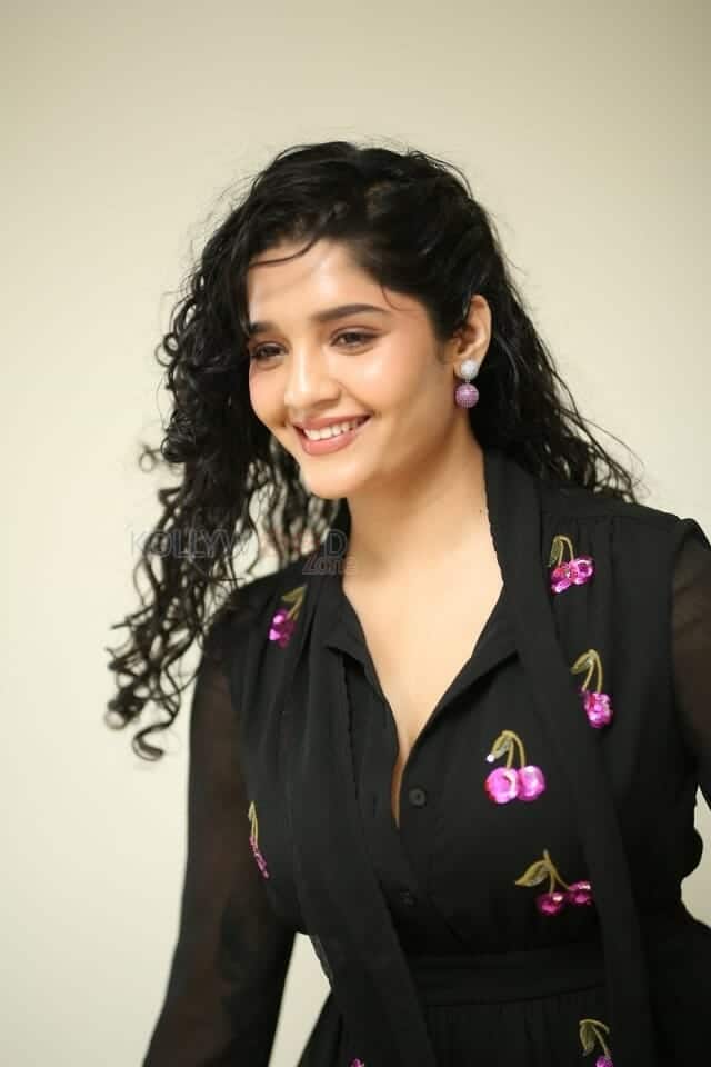 Actress Ritika Singh at In Car Movie Press Meet Pictures 01