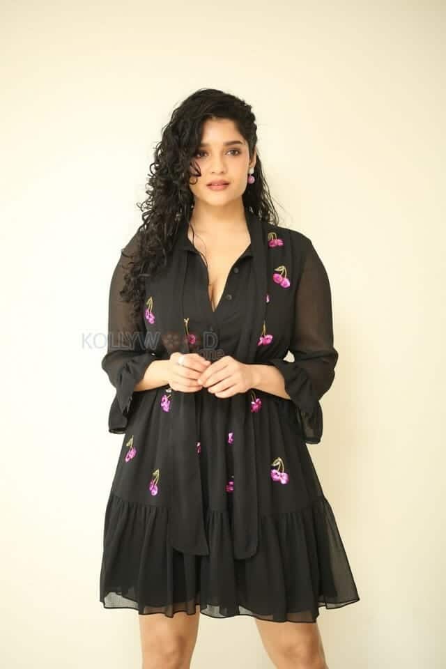 Actress Ritika Singh at In Car Movie Press Meet Pictures 12