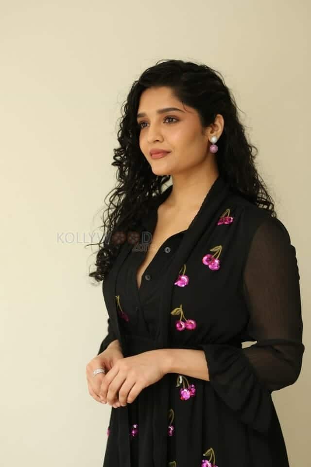 Actress Ritika Singh at In Car Movie Press Meet Pictures 16