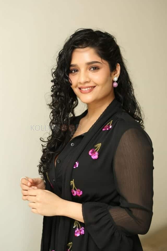 Actress Ritika Singh at In Car Movie Press Meet Pictures 18